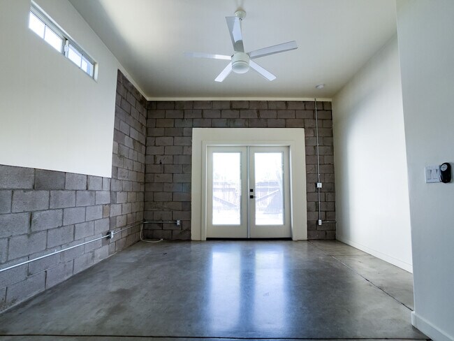 Building Photo - 1330 E Coronado Rd