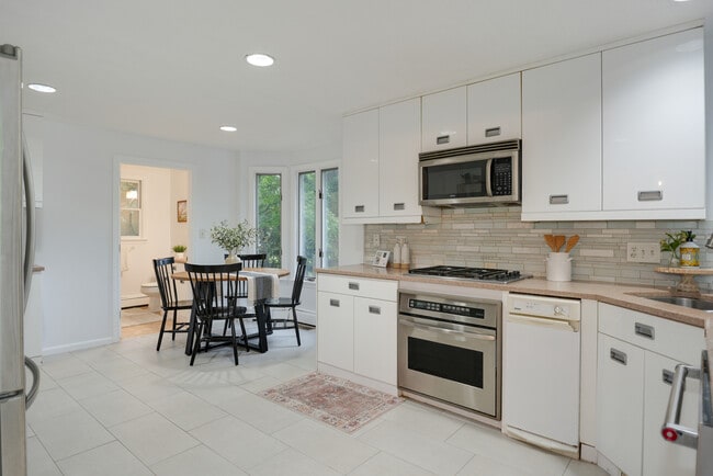 Building Photo - 94 Rice St