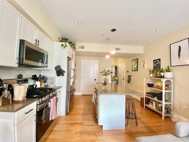 Building Photo - 9 Glencoe St