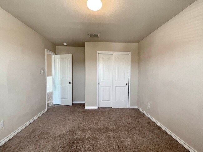 Building Photo - 5/2.5 Home Available for Immediate Move In!