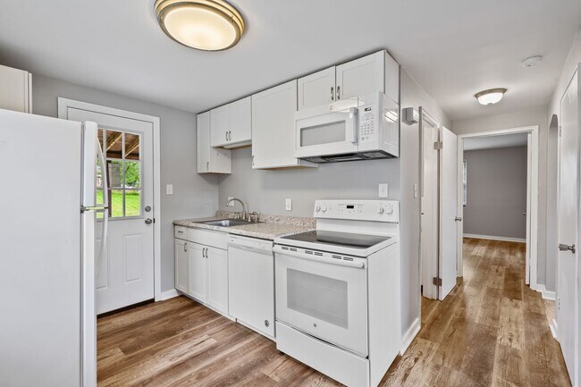 Building Photo - 3 Bedroom in Bethel Park!