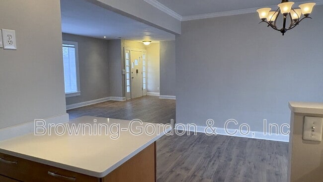 Building Photo - 328 E Thompson Ln