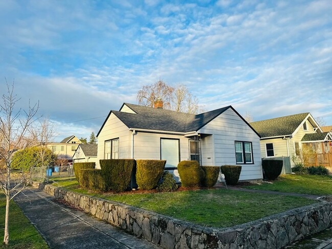 Building Photo - 722 W 30th St