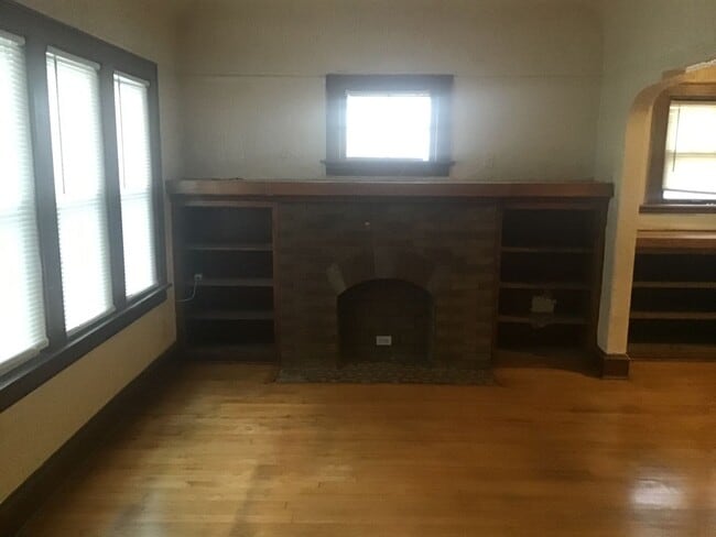 Building Photo - 4 bedroom single family home