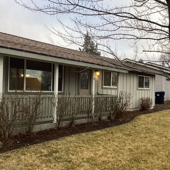 Building Photo - 1444 NW Canyon Dr