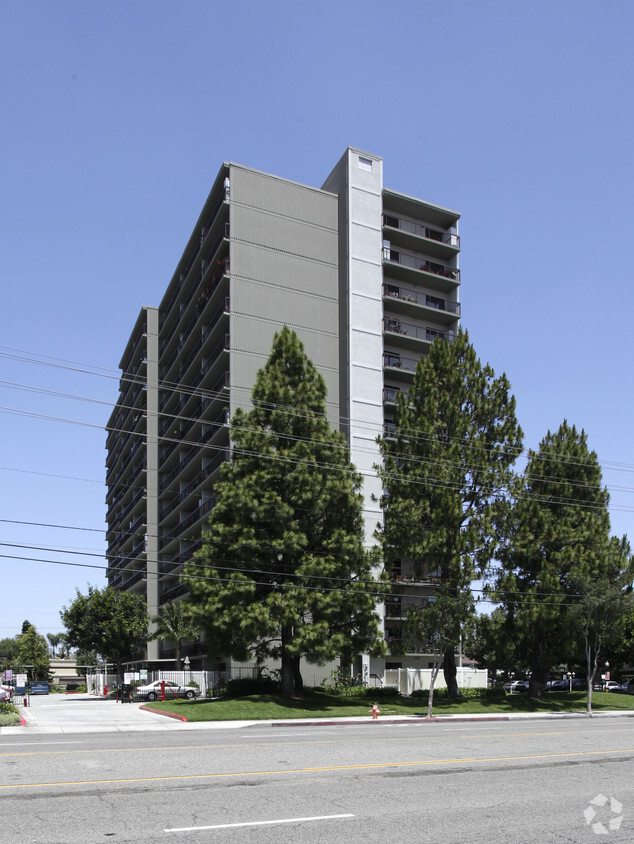 Foto del edificio - Community Garden Towers East & West