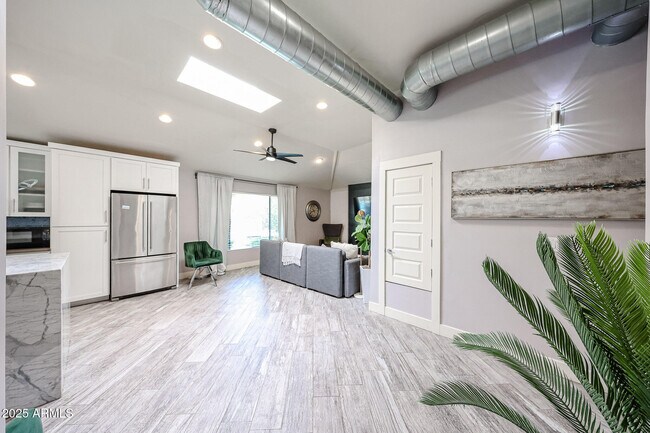Foto del edificio - 6402 E Cambridge Ave