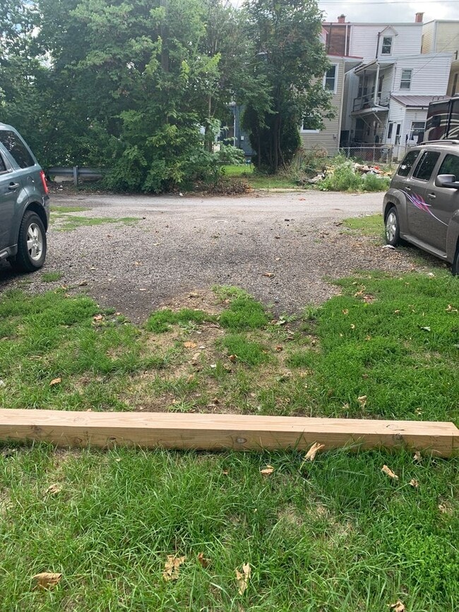 Building Photo - 1st Floor 1 Bedroom with Full Bath-Parking York City SD