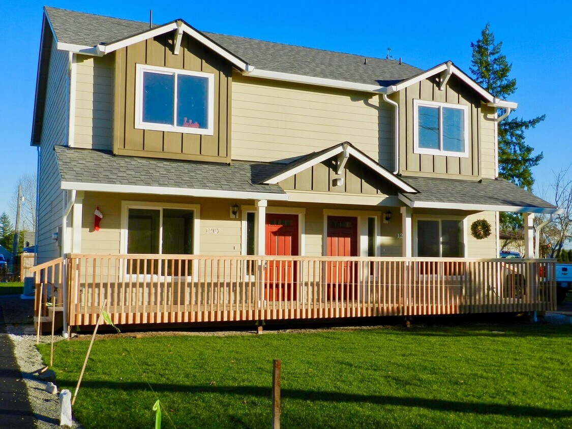 Primary Photo - 1207-1209 46th Ave E
