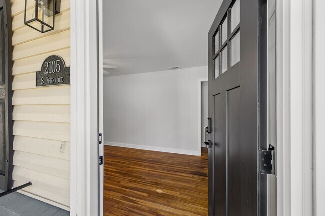 Building Photo - 2105 S Fernwood Dr