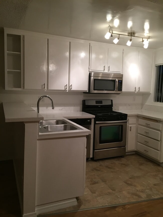 Foto del edificio - Beautiful 1 Bed/1 Bath Condo Apartment with Private Balcony, Hardwood Flooring, Pool, and AC