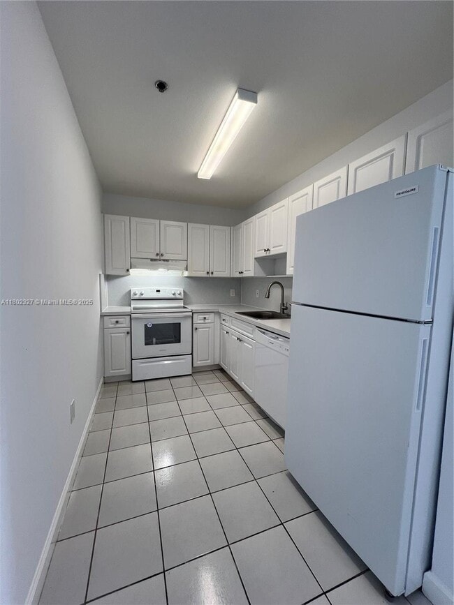 Building Photo - 717 SW 11th Ave