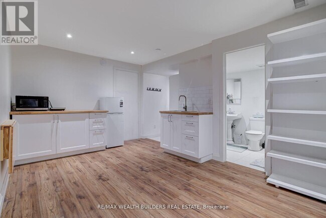 Photo du bâtiment - 172 Indian Rd Crescent