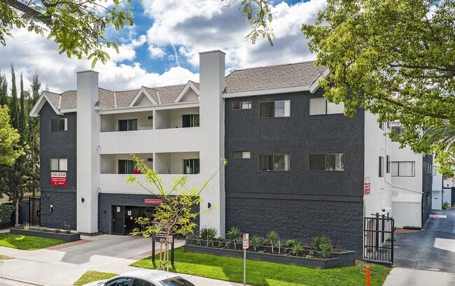 Building Photo - 420 Windsor Rd