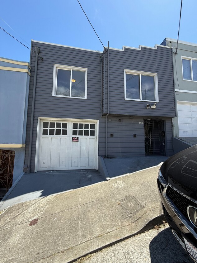 Foto principal - Spacious 3 Bedroom Home Minutes from City ...