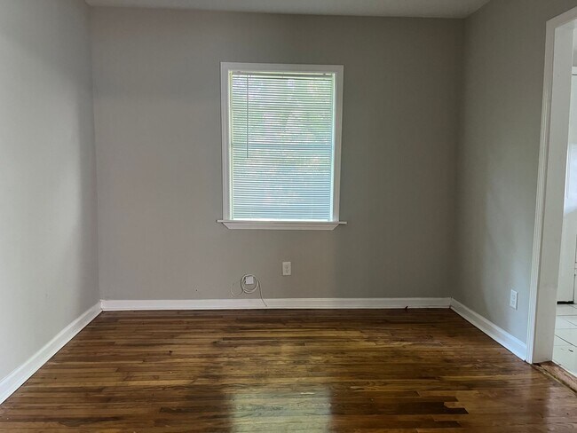 Building Photo - Renovated 2 bedroom 1 bathroom !