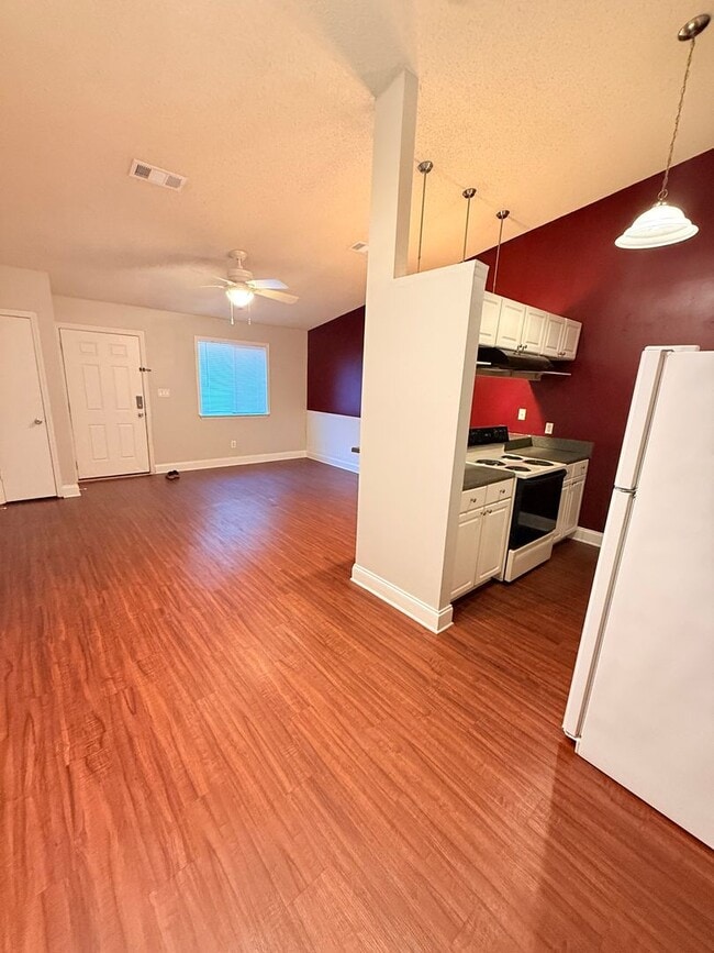 Building Photo - 1 bedroom 1 bath townhouse! Off of Tharpe st! Available now!