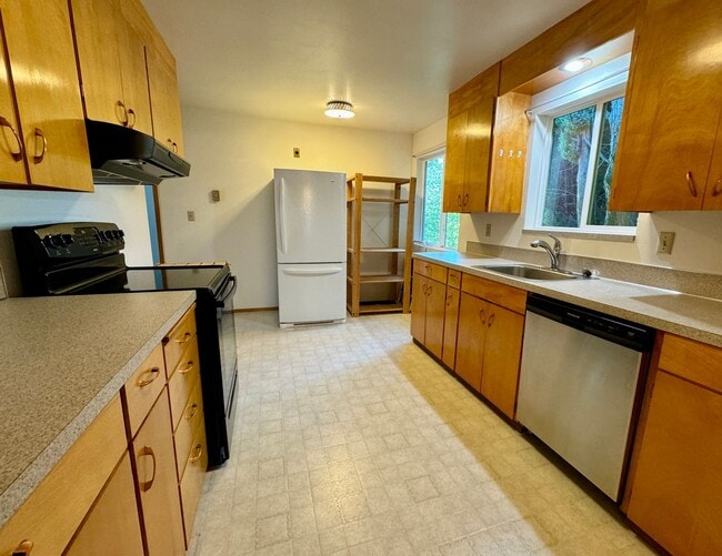 Building Photo - Three Bedroom Home in Whittier Heights!