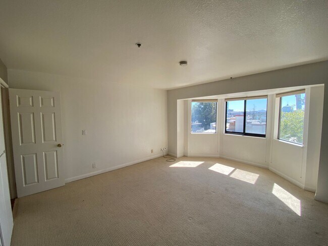 Foto del edificio - Amazing Cleveland Heights, 1 Block East of Lake Merritt with views of the lake