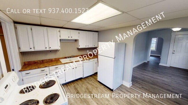 Building Photo - 2 bedroom, 1 bath home with detached 1 car...