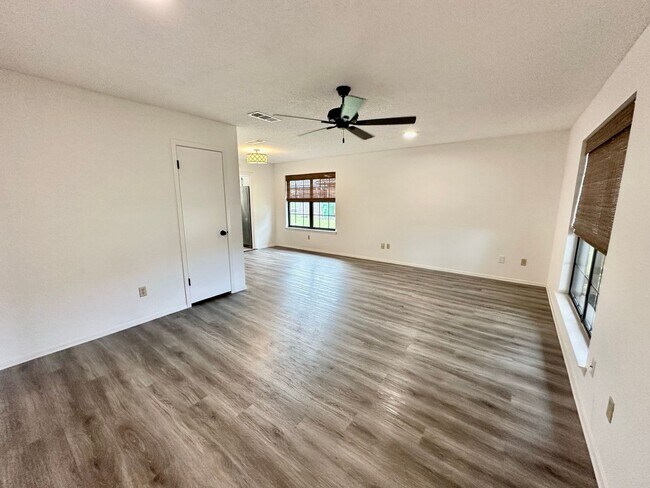 Foto del edificio - 225-227-227 Kettler Dr