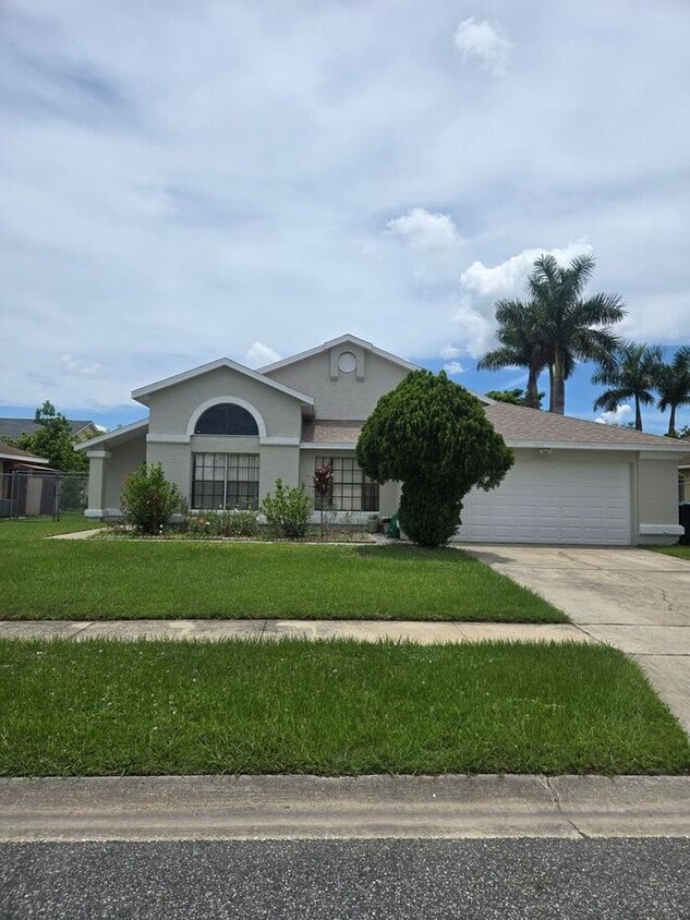 Foto principal - Charming 4-Bedroom Home Ready for You to M...