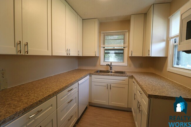 Building Photo - 4 Bedroom Home in North Lincoln