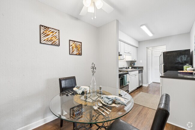 Duke, 2 habitaciones, 1.5 baños - 950 pies cuadrados - Comedor - Chapel Tower - Students save up to 10%!