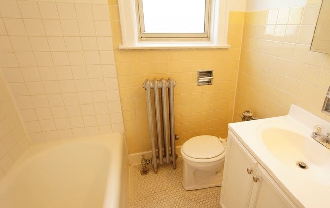 Photo - 2534 N Sawyer Ave (Chicago, IL) Apartment