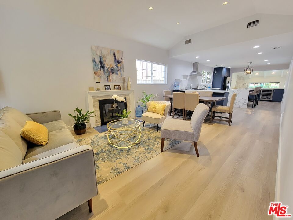 Foto principal - 446 S Almont Dr