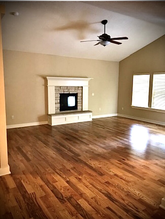 Living Room - 2179 N Eagle Creek Ln