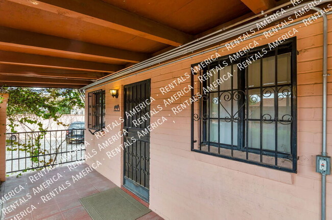 Building Photo - 947 N Alvernon Way