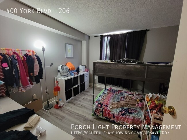 Photo du bâtiment - 2 Bedroom Open Concept Condo in Excellent ...