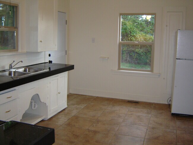 Foto del edificio - ***PENDING APPLICATION***Cabin in the woods on 4+ Acres.