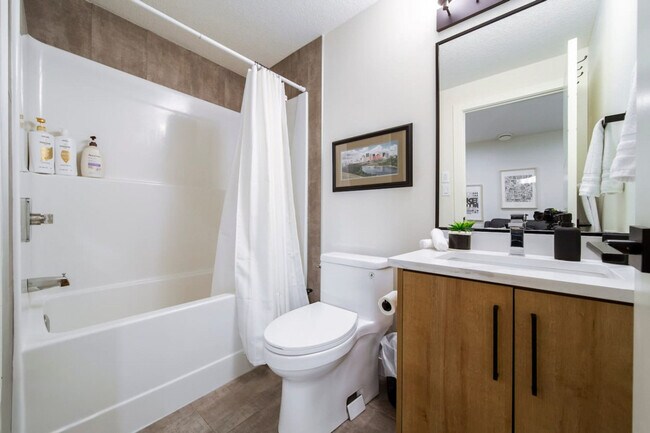 Building Photo - 9539-9150 150 St NW