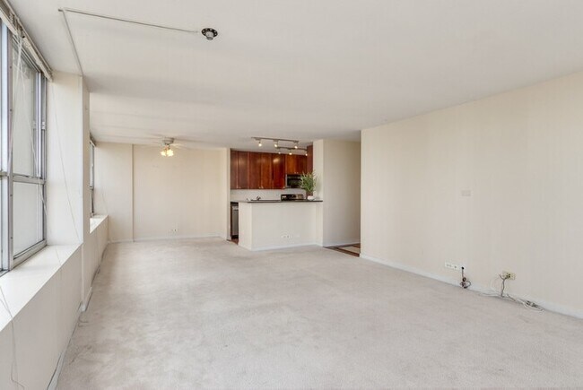 Foto del edificio - Beautiful 2 Bedroom Condo in Lakeview!