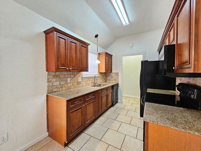 Foto del edificio - AVAILABLE NOW! RENT REDUCTION