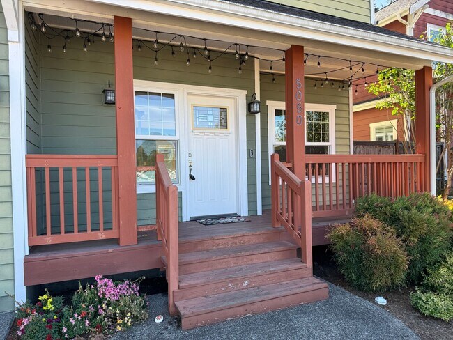Foto del edificio - 2-STORY Tracyton Craftsman Home
