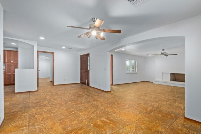 Foto del edificio - Very Spacious 3 Bed, 2.5 Bathroom in Centr...