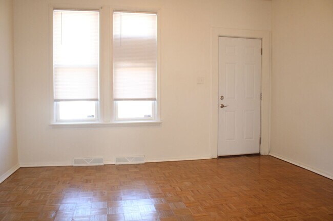 Building Photo - 4 Bedroom 1 Bath Townhouse in York