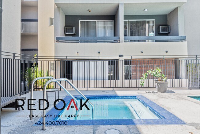 Foto del edificio - Recently Redone Junior/One Bedroom with Ai...