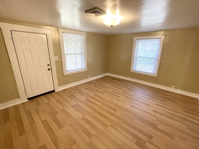 Foto del edificio - Southeast Indy 2BR House w/2-Car Garage!