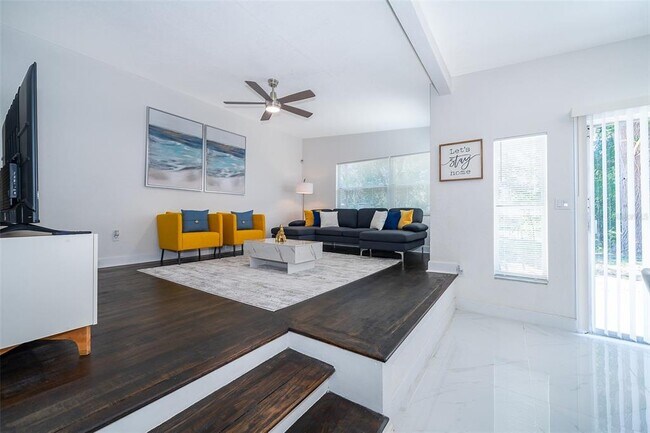 Foto del edificio - 5815 Wolf Rd