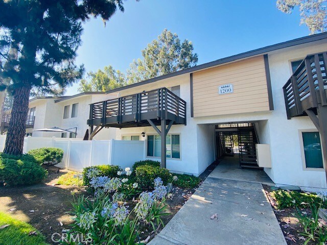 Foto principal - 1200 W Lambert Rd