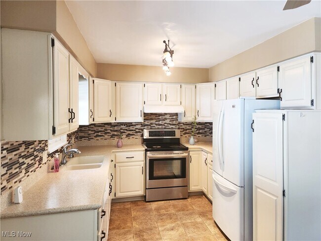 Building Photo - 3261 Englewood Dr