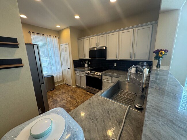 Foto del edificio - 3 bedroom - 2 bathroom - 1374 square feet