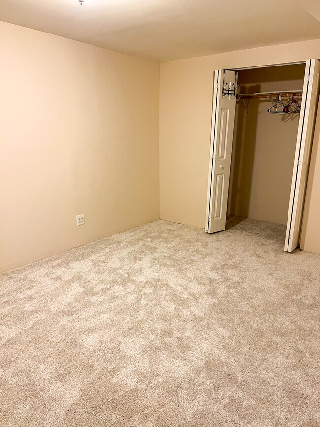 Dormitorio uno - 3409 Eastern Ave