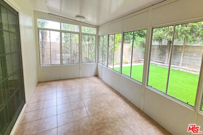 Building Photo - 10000 Hanna Ave