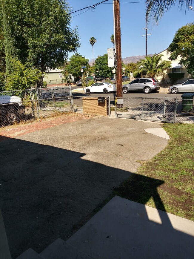 Entrada para automóviles - 6645 Fair Ave