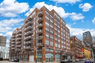 Building Photo - 933 W Van Buren St
